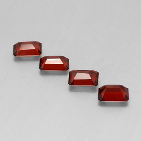 カラットの天然ディープレッドアルマンディンガーネット（6.9×5 mm・エメラルドカット）