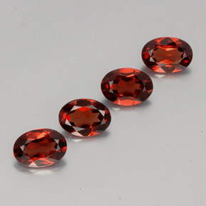 カラットの天然ディープレッドアルマンディンガーネット（7×5 mm・オーバルカット）