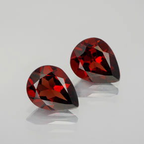 カラットの天然ディープレッドアルマンディンガーネット（9.2×7 mm・洋梨の形）