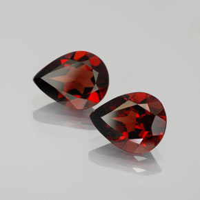カラットの天然ディープレッドアルマンディンガーネット（9.2×7 mm・洋梨の形）
