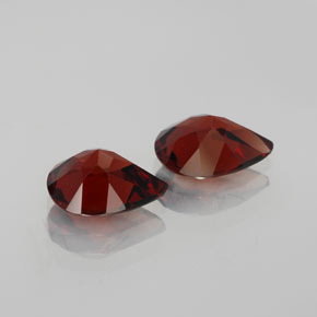 カラットの天然ディープレッドアルマンディンガーネット（9.2×7 mm・洋梨の形）