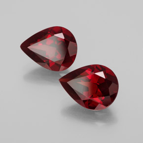 カラットの天然ディープレッドアルマンディンガーネット（9.1×7 mm・洋梨の形）