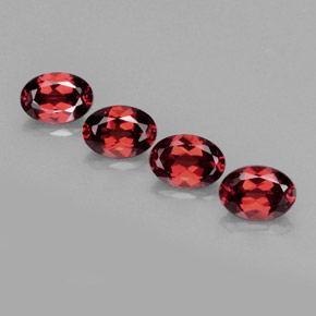 カラットの天然ディープレッドアルマンディンガーネット（7.1×5 mm・オーバルカット）