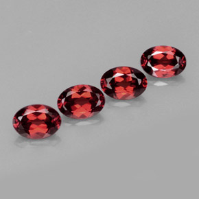 カラットの天然ディープレッドアルマンディンガーネット（7.1×5 mm・オーバルカット）