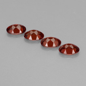 カラットの天然ディープレッドアルマンディンガーネット（7.1×5 mm・オーバルカット）