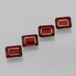 カラットの天然ディープレッドアルマンディンガーネット（7×5.1 mm・エメラルドカット）