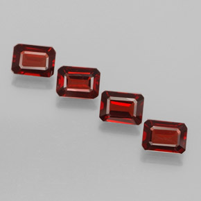 カラットの天然ディープレッドアルマンディンガーネット（7×5.1 mm・エメラルドカット）