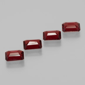 カラットの天然ディープレッドアルマンディンガーネット（7×5.1 mm・エメラルドカット）