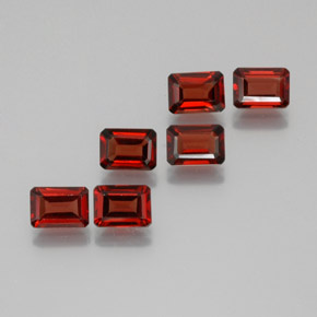 カラットの天然レッドアルマンディンガーネット（7×5 mm・エメラルドカット）