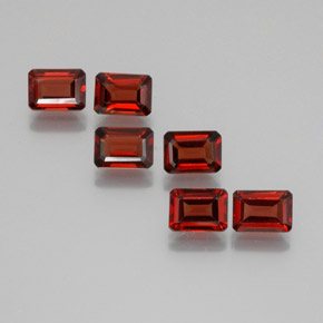 カラットの天然レッドアルマンディンガーネット（7×5 mm・エメラルドカット）