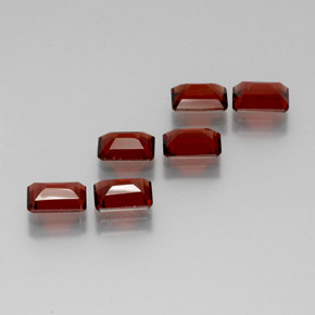 カラットの天然レッドアルマンディンガーネット（7×5 mm・エメラルドカット）