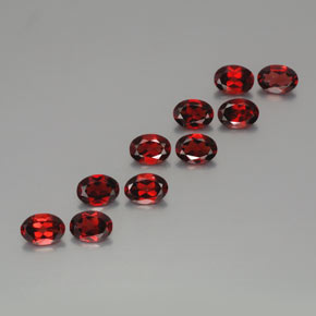 8.49カラットの天然レッドアルマンディンガーネット（7×5 mm・オーバルカット）
