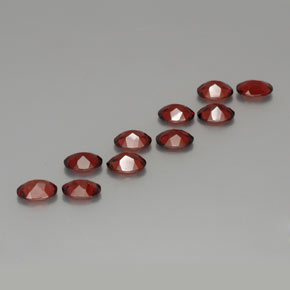 8.49カラットの天然レッドアルマンディンガーネット（7×5 mm・オーバルカット）