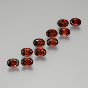 9.47カラットの天然レッドアルマンディンガーネット（7.1×5.1 mm・オーバルカット）