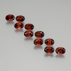 9.47カラットの天然レッドアルマンディンガーネット（7.1×5.1 mm・オーバルカット）