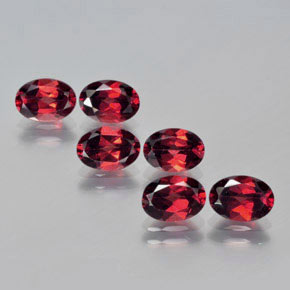 カラットの天然レッドアルマンディンガーネット（7×5 mm・オーバルカット）