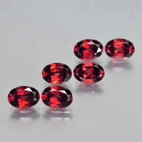 カラットの天然レッドアルマンディンガーネット（7×5 mm・オーバルカット）