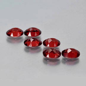カラットの天然レッドアルマンディンガーネット（7×5 mm・オーバルカット）