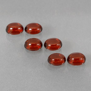 カラットの天然レッドアルマンディンガーネット（5.1×4 mm・オーバルカット）