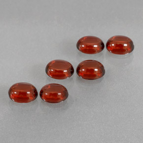 カラットの天然レッドアルマンディンガーネット（5.1×4 mm・オーバルカット）