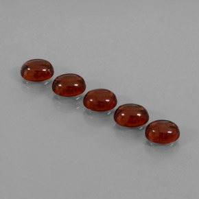 カラットの天然レッドアルマンディンガーネット（5.1×4 mm・オーバルカット）