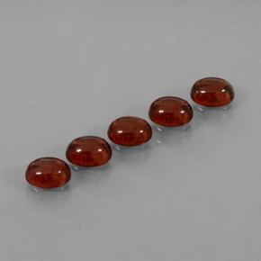 カラットの天然レッドアルマンディンガーネット（5.1×4 mm・オーバルカット）