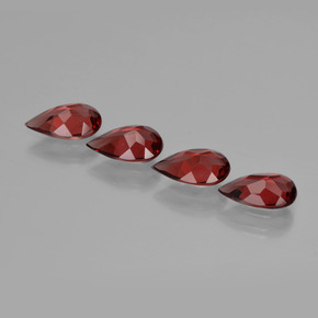 カラットの天然レッドアルマンディンガーネット（7.7×4.7 mm・洋梨の形）