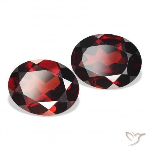 Shop natural 4.17ct 濃いブラッドレッド アルマンディンガーネット gems, 楕円形, from モザンビーグ at GemSelect. In stock, global shipping!