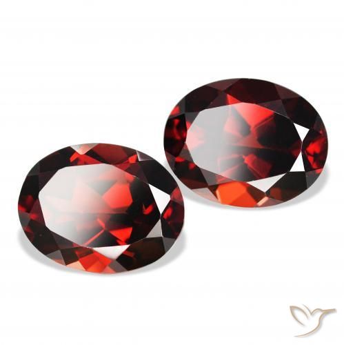Shop natural 4.79ct 濃いブラッドレッド アルマンディンガーネット gems, 楕円形, from モザンビーグ at GemSelect. In stock, global shipping!