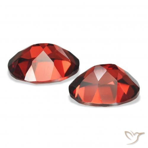 Shop natural 4.79ct 濃いブラッドレッド アルマンディンガーネット gems, 楕円形, from モザンビーグ at GemSelect. In stock, global shipping!