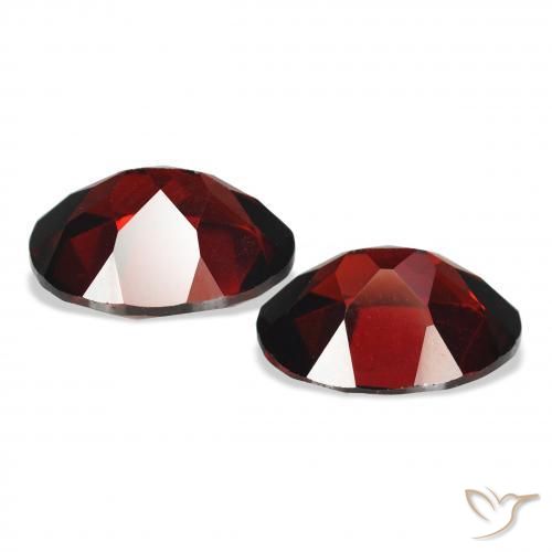 Shop natural 4.51ct 濃いブラッドレッド アルマンディンガーネット gems, 楕円形, from モザンビーグ at GemSelect. In stock, global shipping!