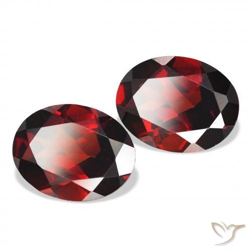 Shop natural 4.28ct 濃いブラッドレッド アルマンディンガーネット gems, 楕円形, from モザンビーグ at GemSelect. In stock, global shipping!