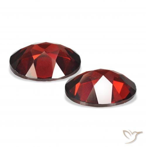 Shop natural 4.28ct 濃いブラッドレッド アルマンディンガーネット gems, 楕円形, from モザンビーグ at GemSelect. In stock, global shipping!