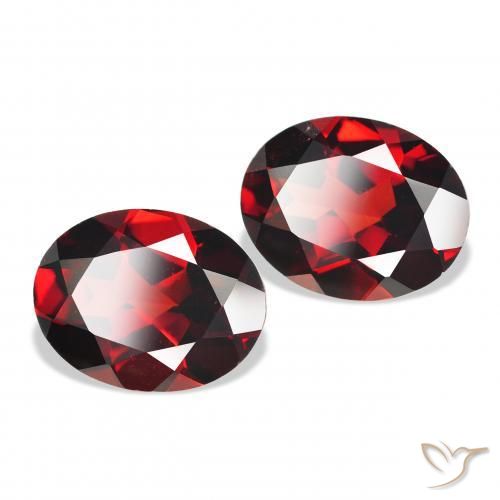 Shop natural 4.23ct 濃いブラッドレッド アルマンディンガーネット gems, 楕円形, from モザンビーグ at GemSelect. In stock, global shipping!