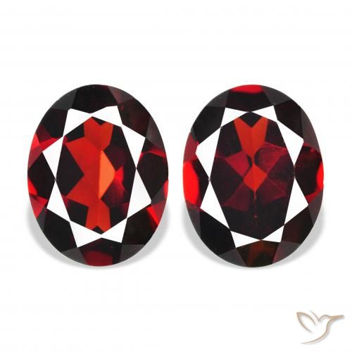 Shop natural 3.94ct 濃いブラッドレッド アルマンディンガーネット gems, 楕円形, from モザンビーグ at GemSelect. In stock, global shipping!