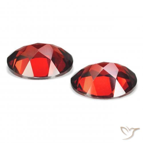 Shop natural 4.41ct 濃いブラッドレッド アルマンディンガーネット gems, 楕円形, from モザンビーグ at GemSelect. In stock, global shipping!