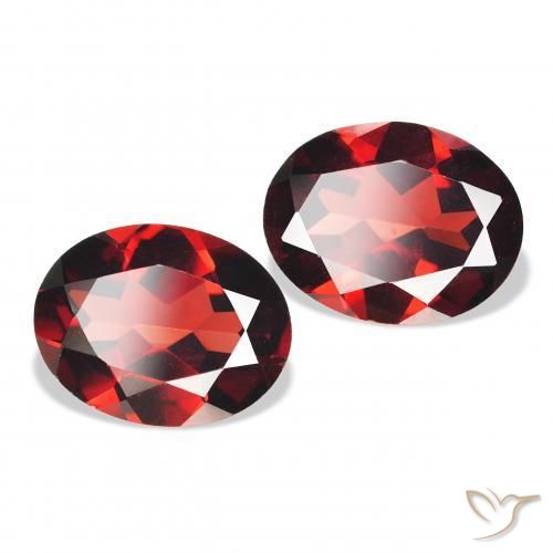 Shop natural 3.85ct 濃いブラッドレッド アルマンディンガーネット gems, 楕円形, from モザンビーグ at GemSelect. In stock, global shipping!