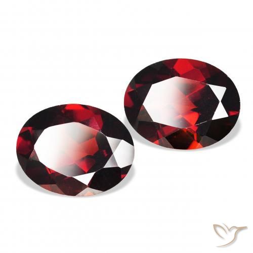 Shop natural 4.50ct 濃いブラッドレッド アルマンディンガーネット gems, 楕円形, from モザンビーグ at GemSelect. In stock, global shipping!