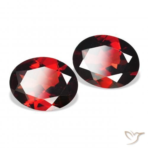 Shop natural 3.81ct 濃いブラッドレッド アルマンディンガーネット gems, 楕円形, from モザンビーグ at GemSelect. In stock, global shipping!