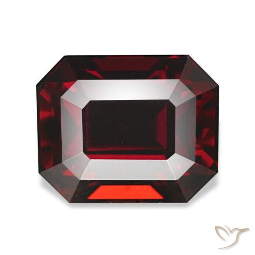 4.68カラットの天然ダークレッドアルマンディンガーネット（9.5×7.7 mm・エメラルドカット）