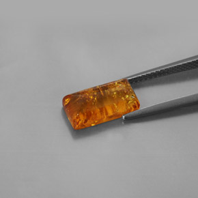 1.32カラットの天然イエローオレンジ琥珀（アンバー）（11.9×6 mm・透明）
