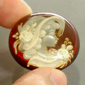 14.67カラットの天然イエローオレンジ琥珀（アンバー）（25.5×7.6 mm・透明）