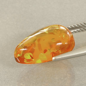 2.41カラットの天然イエローオレンジ琥珀（アンバー）（14.8×9.8 mm・透明）