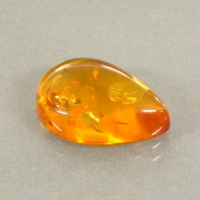 2.21カラットの天然イエローオレンジ琥珀（アンバー）（14.8×9.8 mm・透明）
