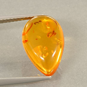 2.21カラットの天然イエローオレンジ琥珀（アンバー）（14.8×9.8 mm・透明）