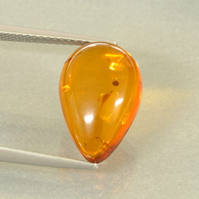 2.56カラットの天然イエローオレンジ琥珀（アンバー）（15×10 mm・透明）