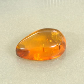 2.56カラットの天然イエローオレンジ琥珀（アンバー）（15×10 mm・透明）
