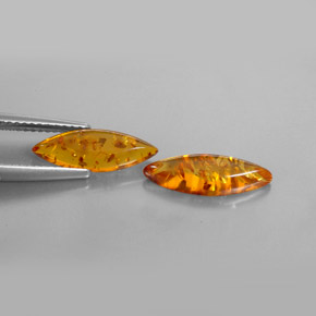 カラットの天然イエローオレンジ琥珀（アンバー）（14.6×4.9 mm・透明）