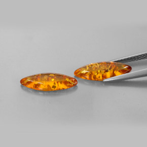 カラットの天然イエローオレンジ琥珀（アンバー）（14.6×4.9 mm・透明）