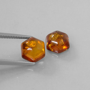 カラットの天然イエローオレンジ琥珀（アンバー）（8.9×8 mm・透明）